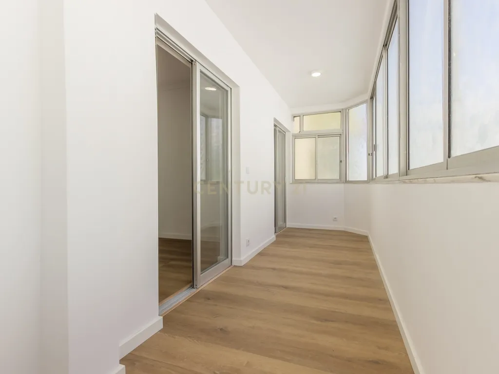 Apartamento T2 Remodelado - Sobreda *RESERVADO* - Image 2
