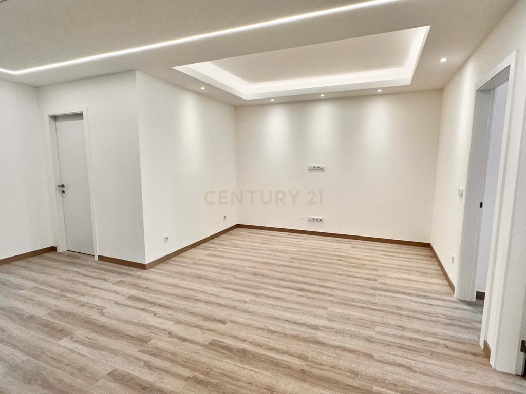 Venda T3 na Estrela - APARTAMENTO INTEGRALMENTE REMODELADO COM VARANDA GENEROSA - Image 3