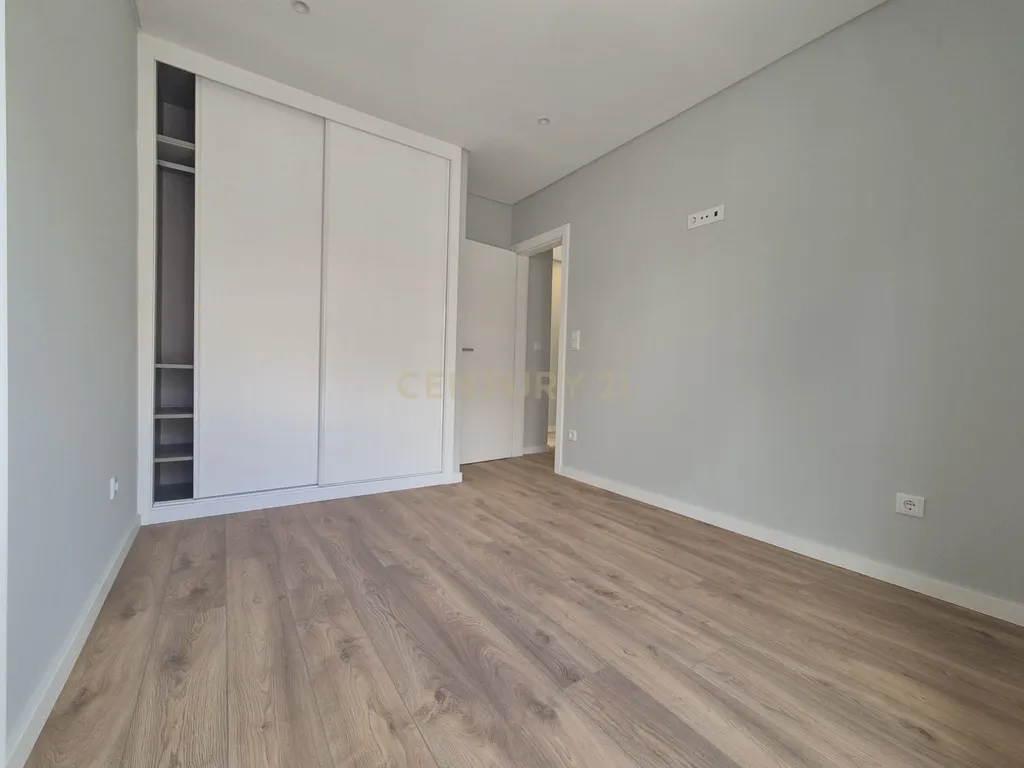 T2 totalmente remodelado com 71m2 em prédio remodelado – Amadora – 5min a pé da Estação CP - Image 9