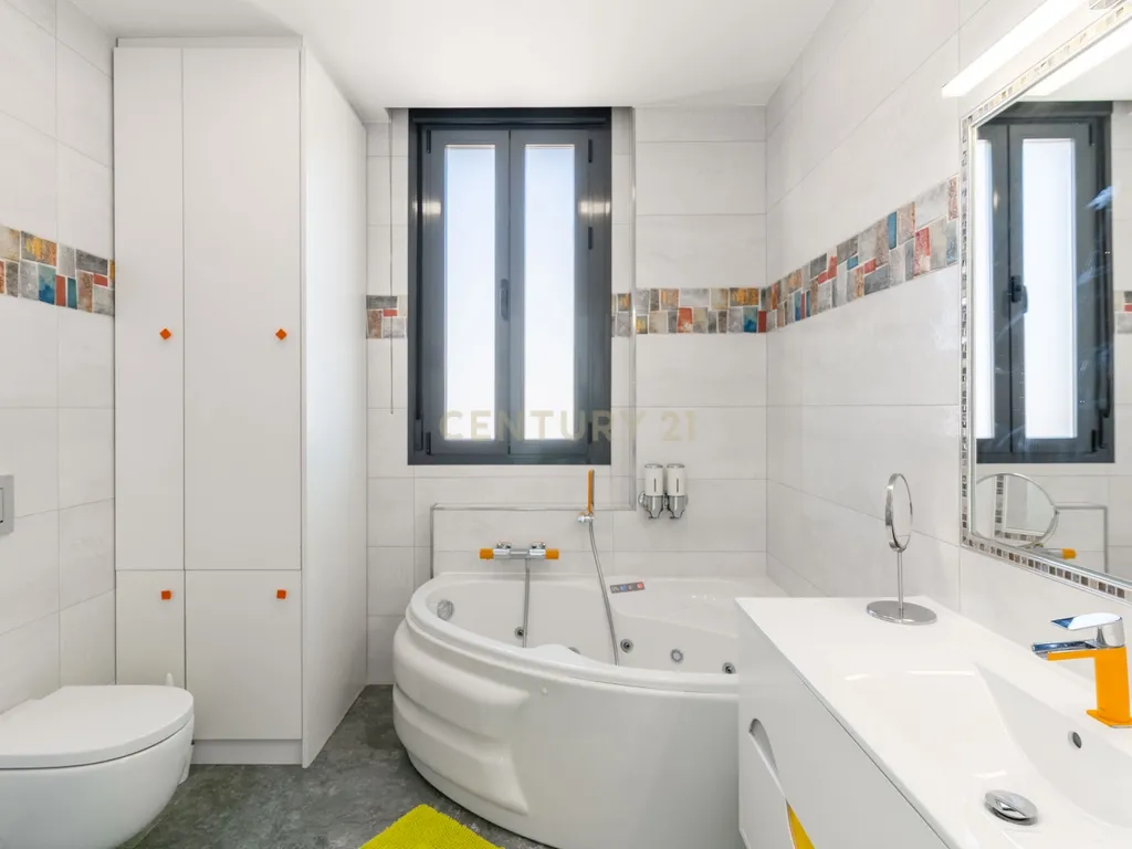 Luxuosa Moradia T4 com Vista Mar e Piscina em Almería - Image 98