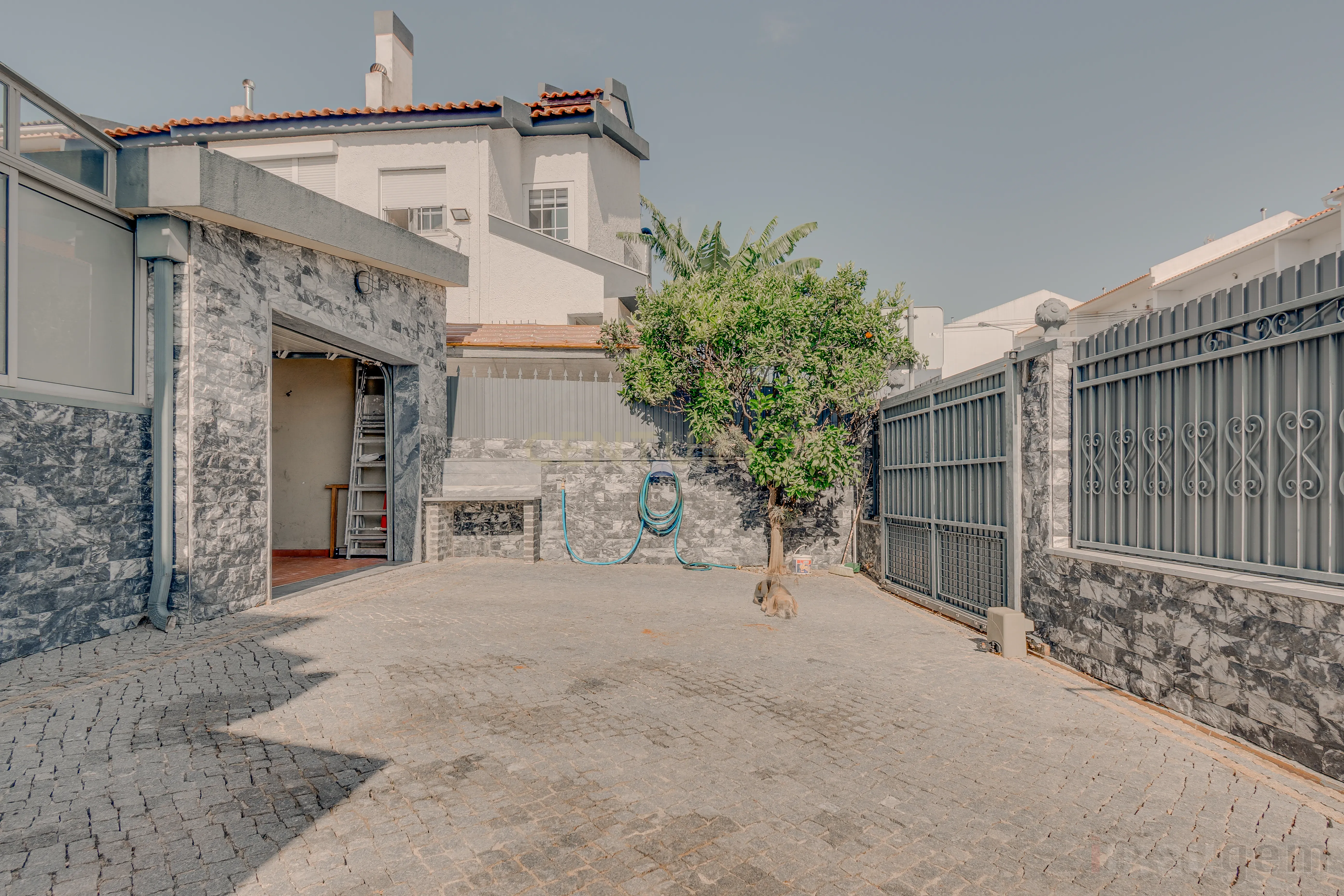 Fotografia 5 de T2+2 Renovado com Sótão, Espaço Exterior e Garagem — Centro de Tires