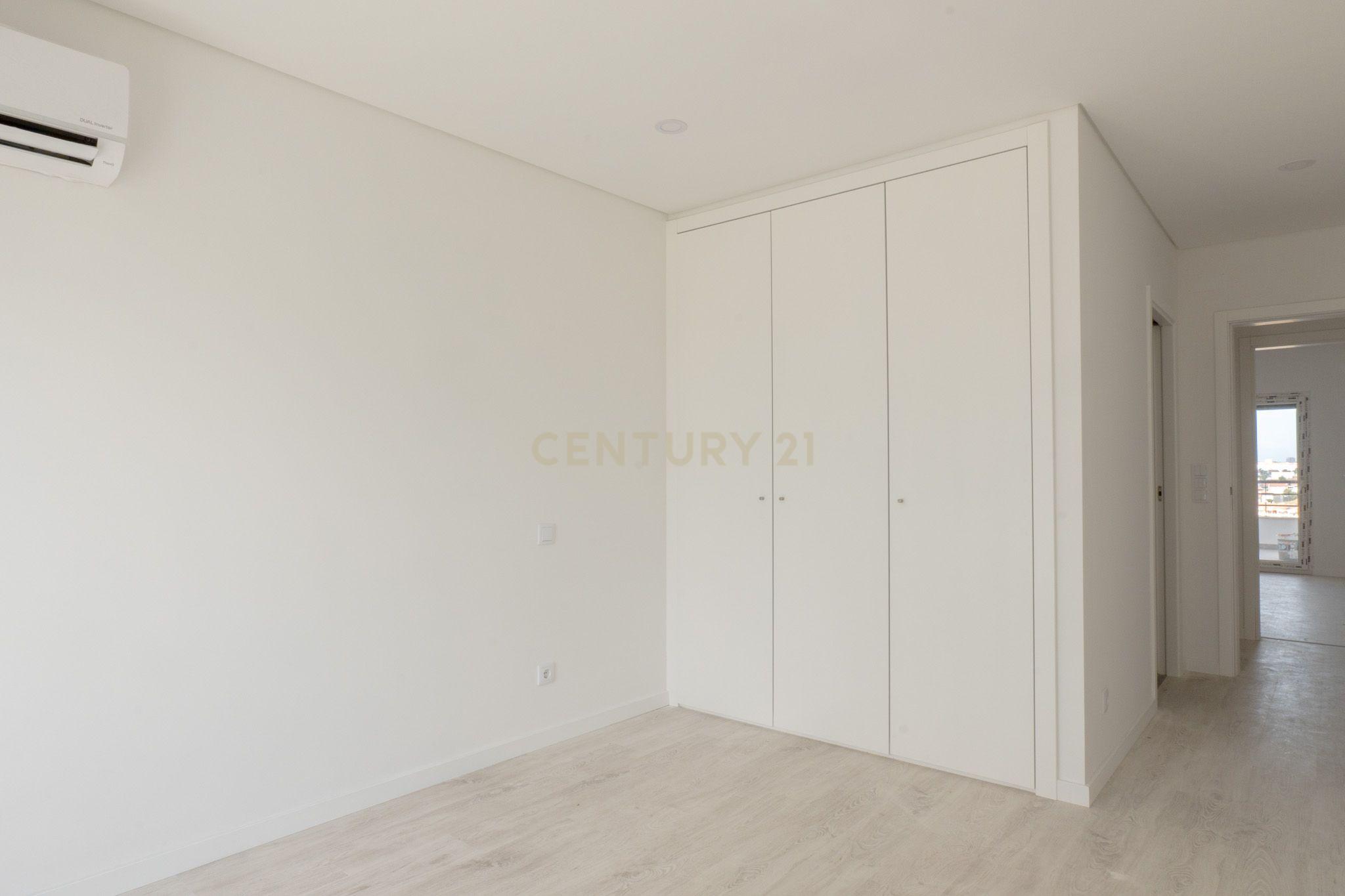 Fotografia 9 de CONDOMINIO QUINTA DA LADEIRA - T2 Duplex com Varandas, Parqueamento e Arrecadação