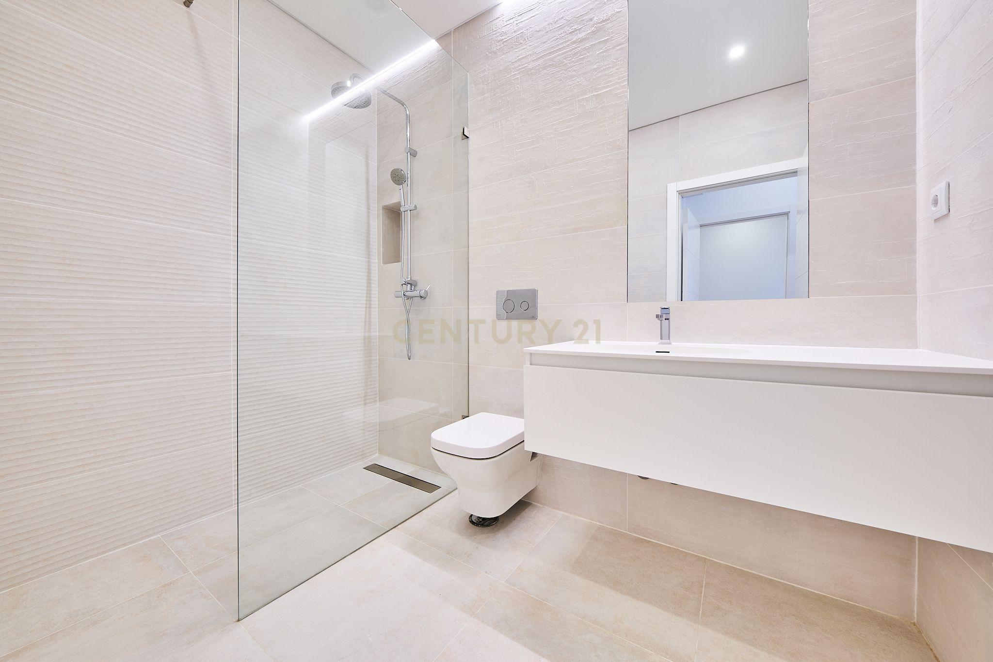 Fotografia 11 de Apartamento T2 de Prestígio Totalmente Renovado na Avenida Luísa Todi – Setúbal
