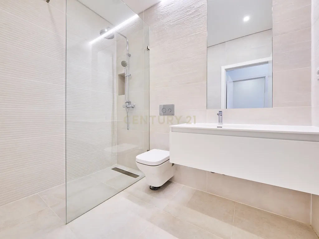 Apartamento T2 de Prestígio Totalmente Renovado na Avenida Luísa Todi – Setúbal - Image 11