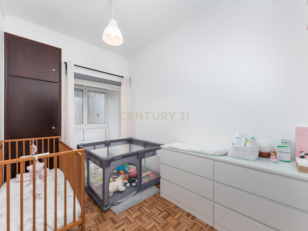 Apartamento T2 em Linda-a-Velha – Remodelado com Terraço e Excelente Localização - Image 9