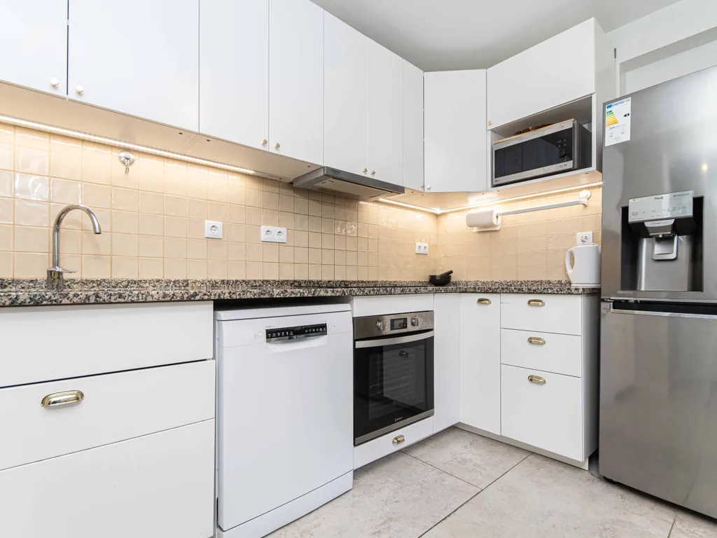 Apartamento T2 Renovado com Vista Panorâmica em Lisboa - Image 4