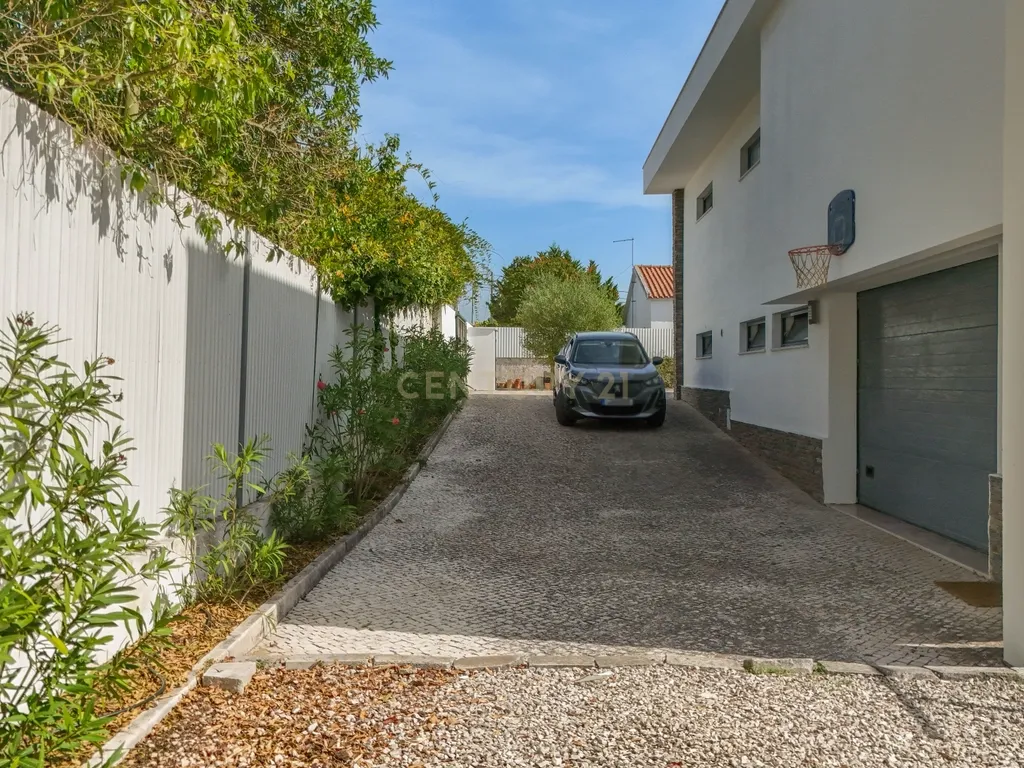 Moradia Isolada T4 291m2 em Lote de 1050 m2 em Mucifal, Colares, Sintra - Image 4