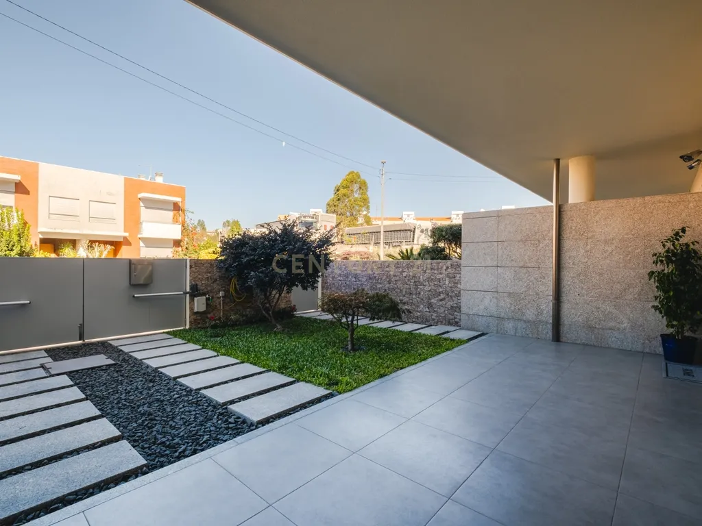 Moradia T4 com 255 m², Suíte Generosa, Jardim e Garagem para 3+ Viaturas | Astromil, Paredes - Image 58