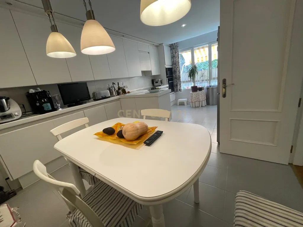 Luxuosa Moradia Renovada em Madrid com Vista para a Cidade - Image 11