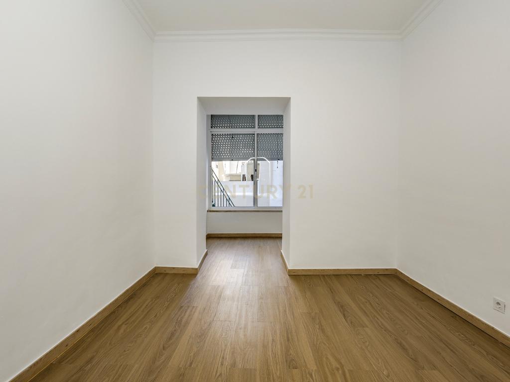 T2+1 renovado para arrendamento na Estrela (CAVE) | Lisboa - Image 13