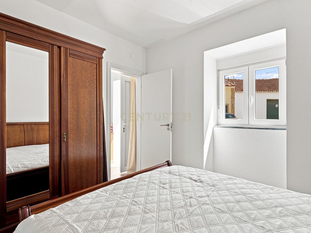 Moradia T1 Térrea Renovada com Espaço Exterior - Image 10