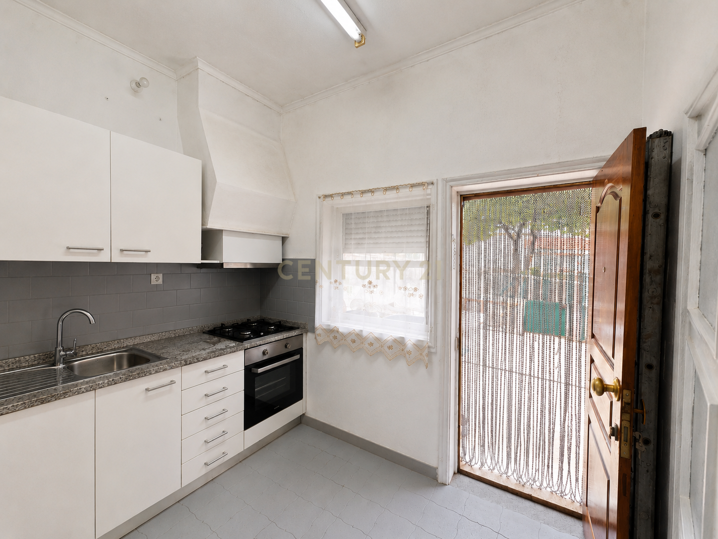 Fotografia 12 de Moradia Arrendada com Contrato Vitalício | Garagem e Terreno | Rio Tinto, Gondomar