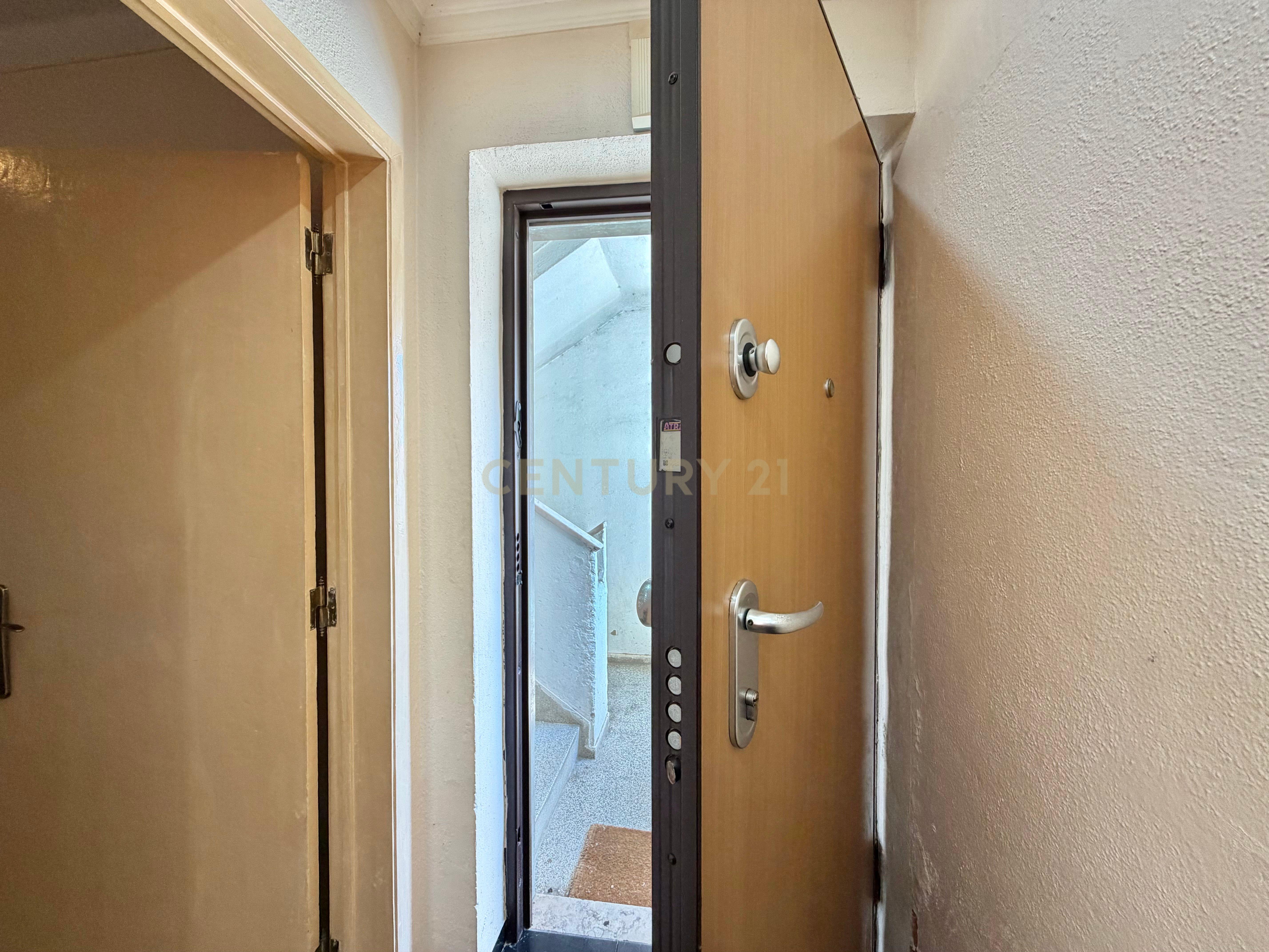 Fotografia 9 de T4 Remodelado no Laranjeiro | Localização Privilegiada e Excelente Potencial de Valorização