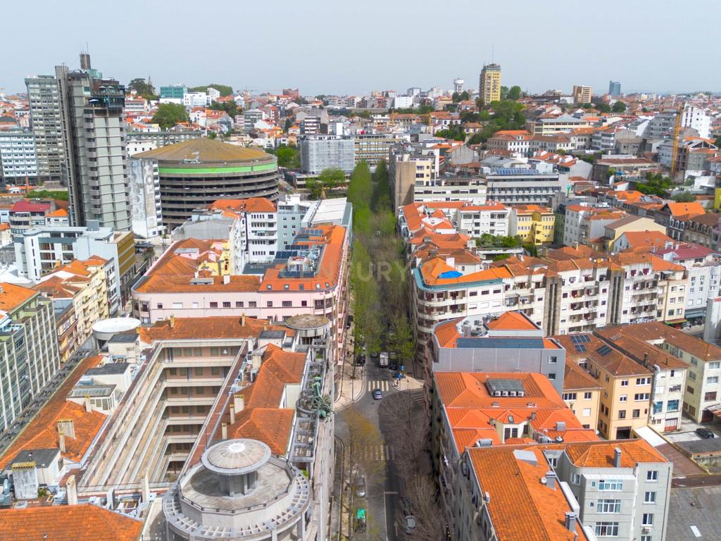 Apartamento T3 para remodelar | Possibilidade de 2 T1 | Centro do Porto - Image 14