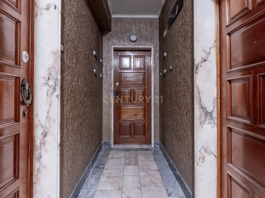 Apartamento T3 com elevador e garagem na Rua Luciano Cordeiro, em Lisboa - Image 5