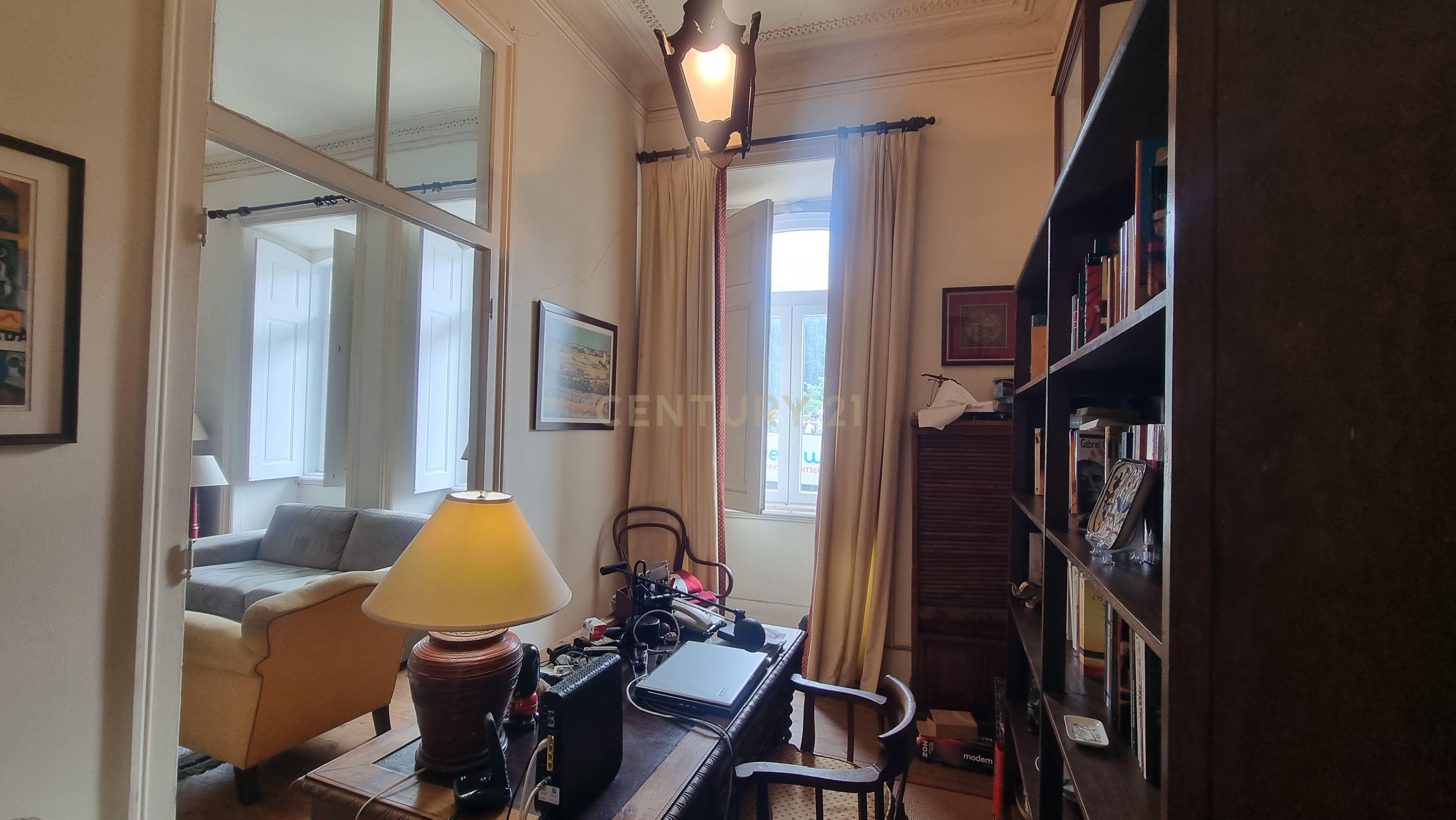 Apartamento Pombalino de Charme com 8 Assoalhadas – Av. Almirante Reis, Lisboa - Image 21