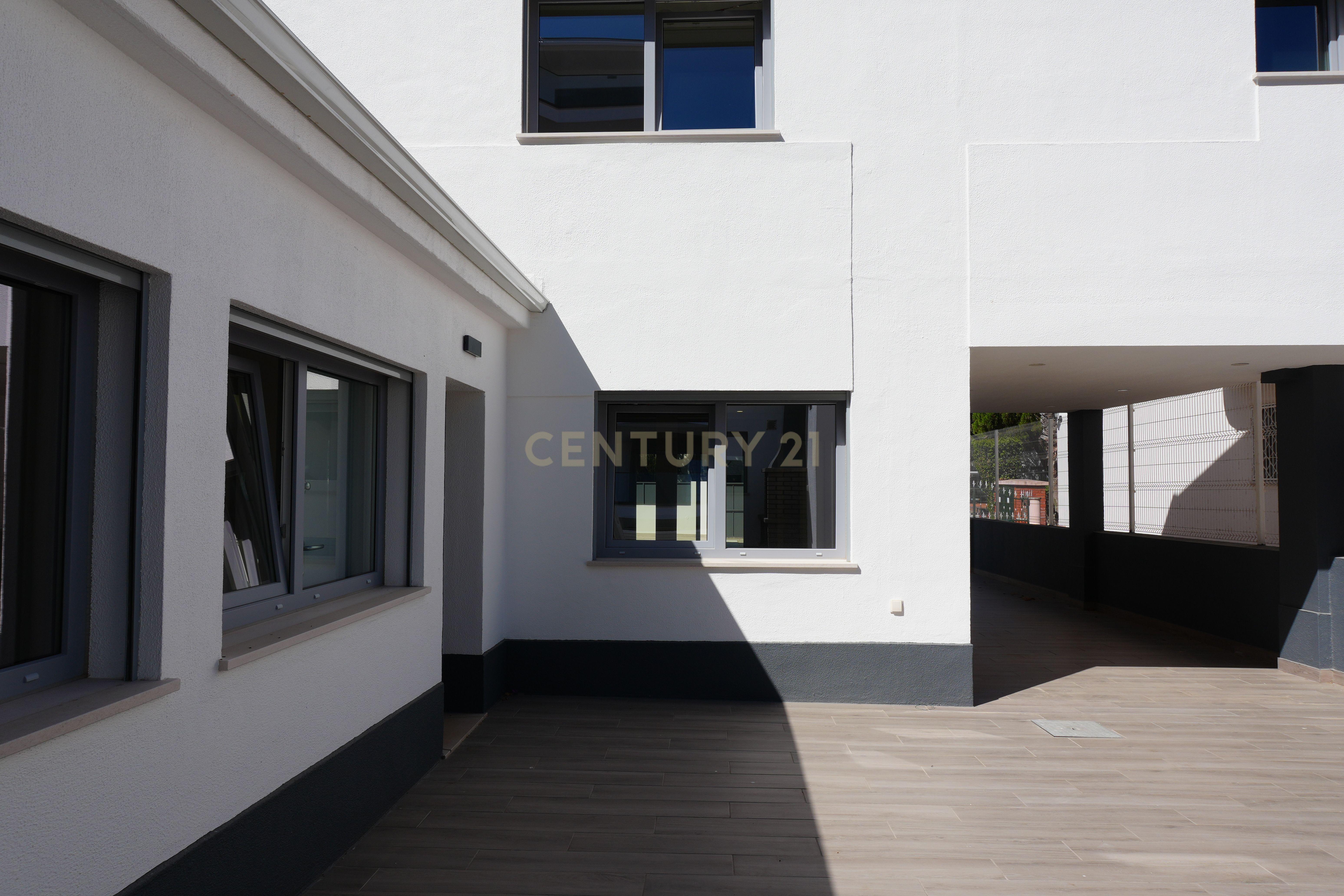 Fotografia 7 de Luxuosa Moradia Nova na Costa da Caparica, Almada