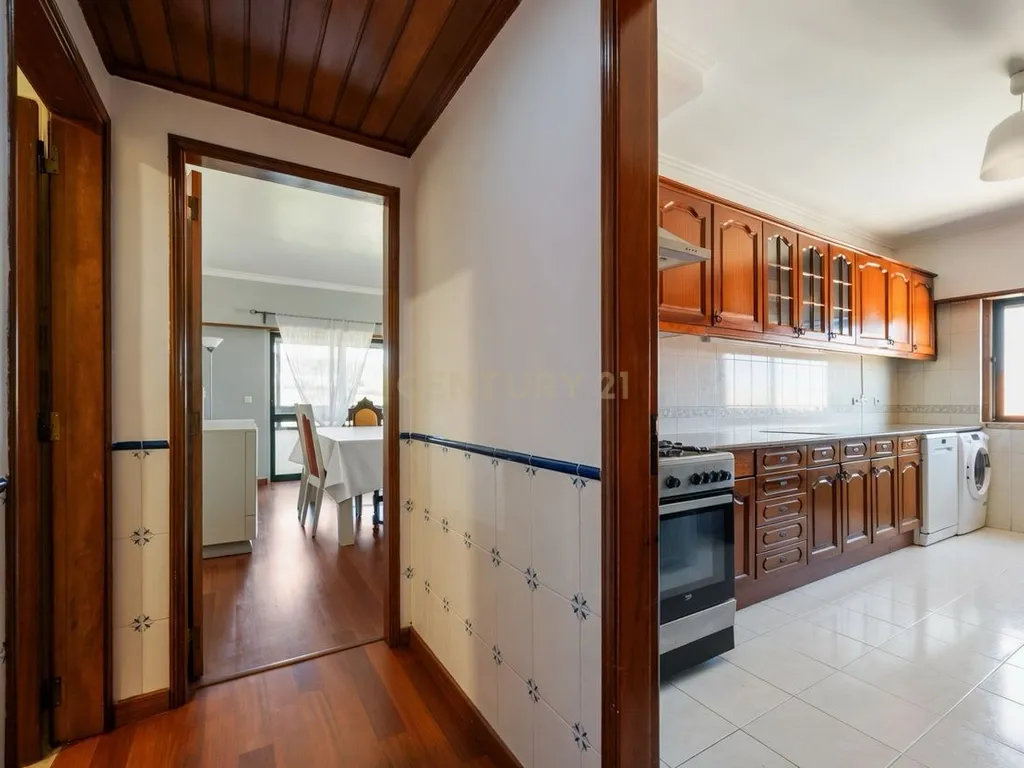 Apartamento T3 com 120m² | Sala com Lareira | Excelentes Áreas e Luz Natural em Algueirão - Image 8