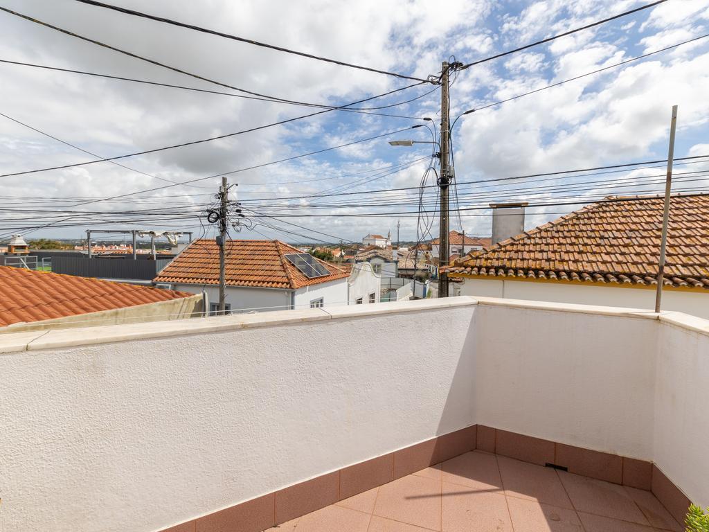 Moradia T3 na Quinta do Anjo com Vista Panorâmica e Garagem - Image 33