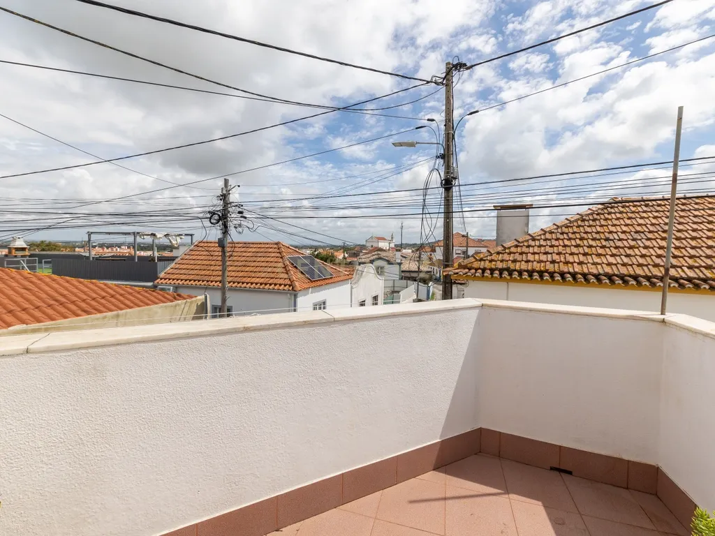Moradia T3 na Quinta do Anjo com Vista Panorâmica e Garagem - Image 33