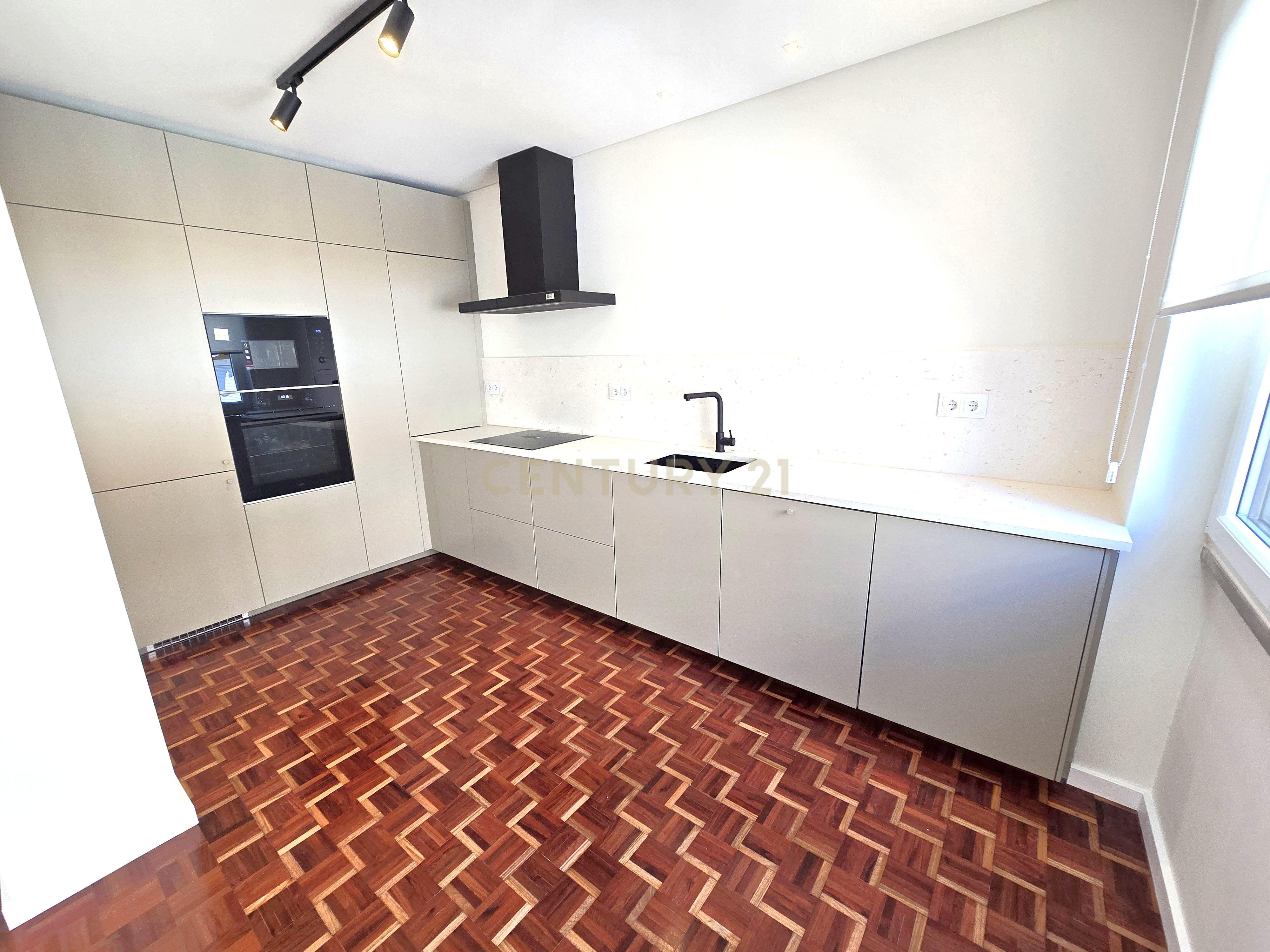Apartamento T3 totalmente remodelado em Almada