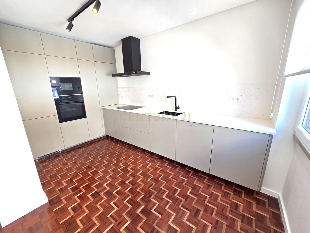 Apartamento T3 totalmente remodelado em Almada - Image 1