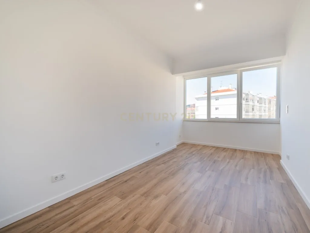 T2 Totalmente Renovado em Mem Martins, Excelente Localização - Image 26