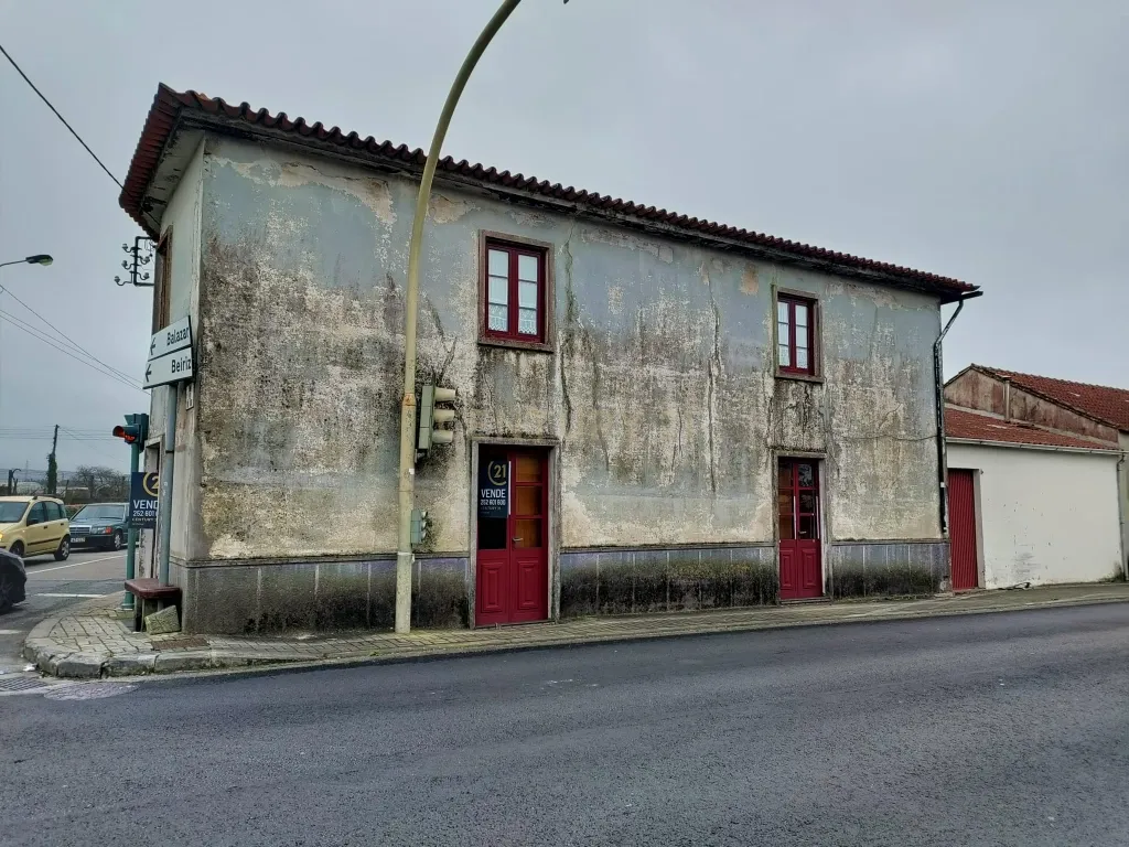 Moradia com Comércio em Amorim, Póvoa de Varzim - Uma Oportunidade Única! - Image 1