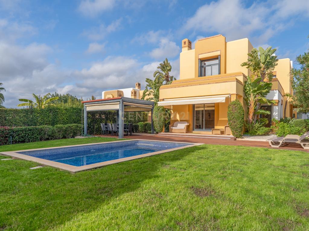 Moradia Unifamiliar de Prestígio | Quinta dos Álamos I Guia – Albufeira | T5 | Piscina | Jardim - Image 1
