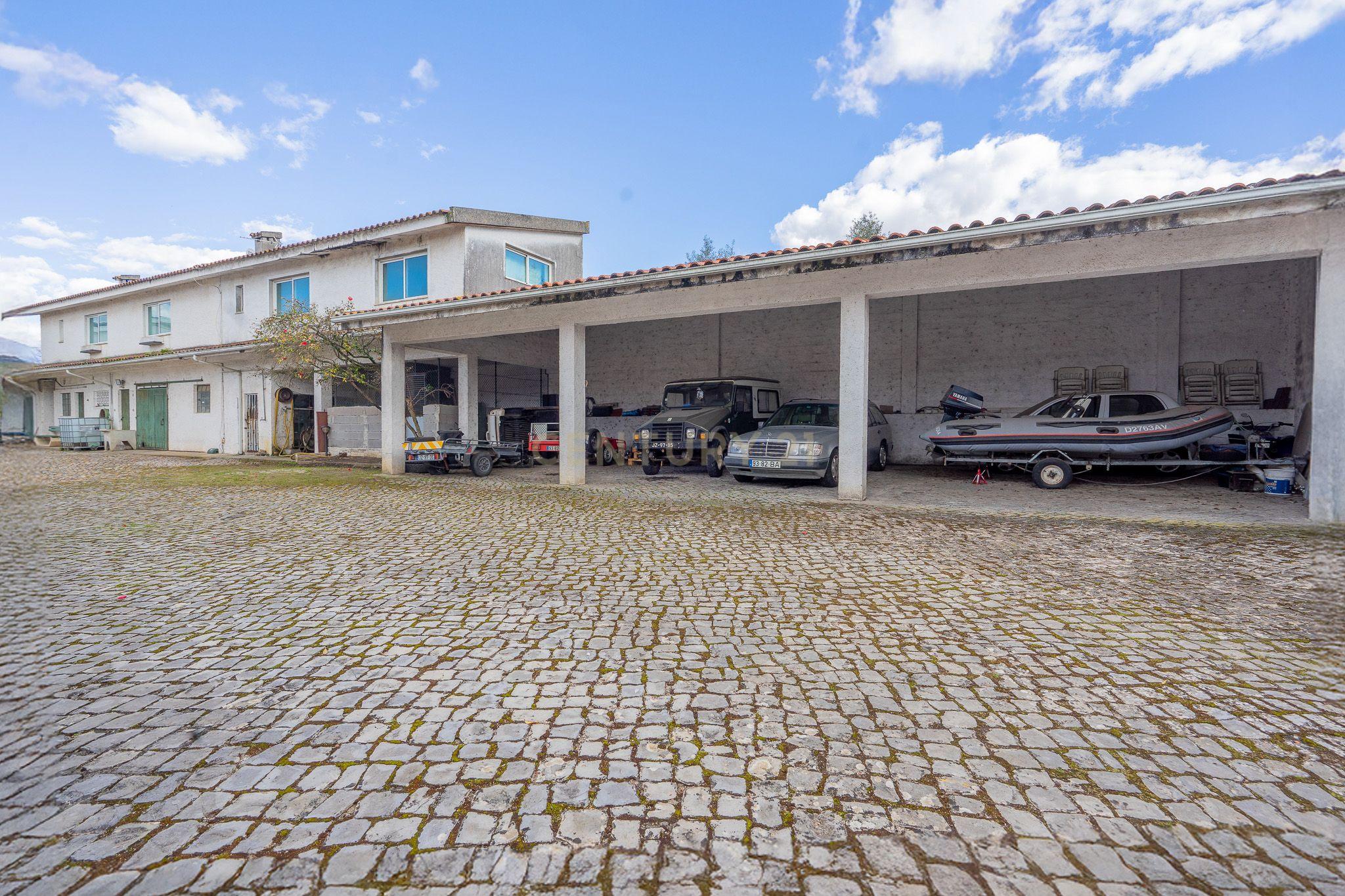 Moradia T5 com varanda coberta,terraço,piscina,jardim,poço,anexo e telheiro numa localização privilegada no centro de Lousã - Image 59