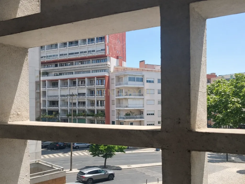 Apartamento T2 +1 Duplex em Alvalade, Lisboa - Oportunidade Única - Image 1