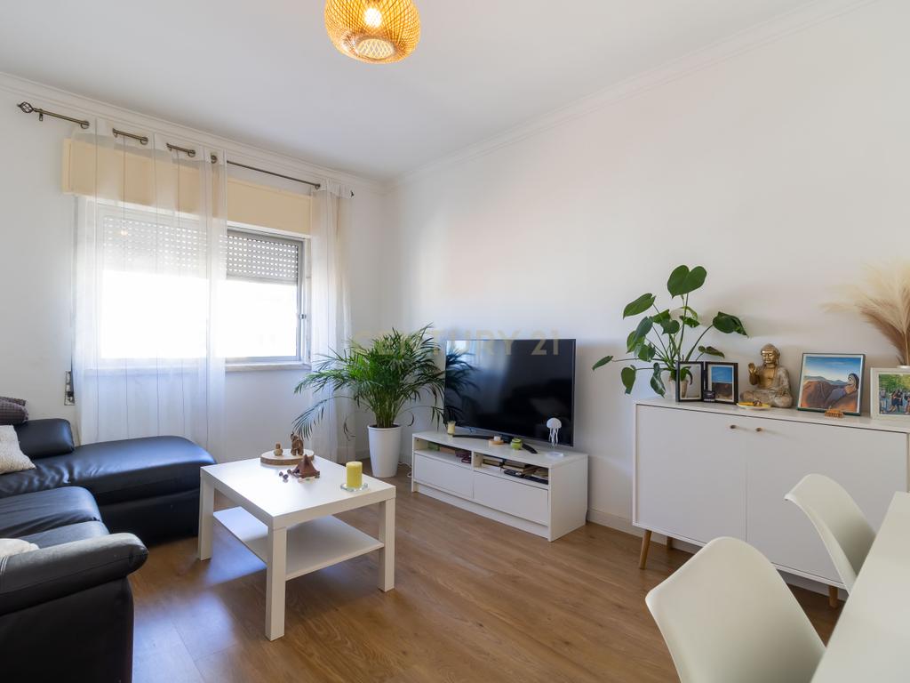 T2 com Excelente Localização em Agualva-Cacém | Ideal para Habitação Própria ou Investimento - Image 3