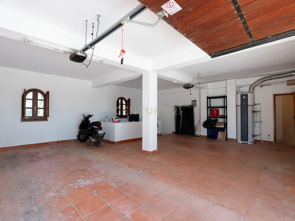 Fabulosa Quinta com lote de terreno de 22.381 m2, onde se encontra inserida uma moradia composta por dois pisos, com uma área bruta de 623 m2, uma área útil de 304 m2 e uma área bruta dependente de 319 m2, localizada em Santo Isidro de Pegões, na zona de Pegões, a pouca distância das belas praias de Setúbal. - Image 93