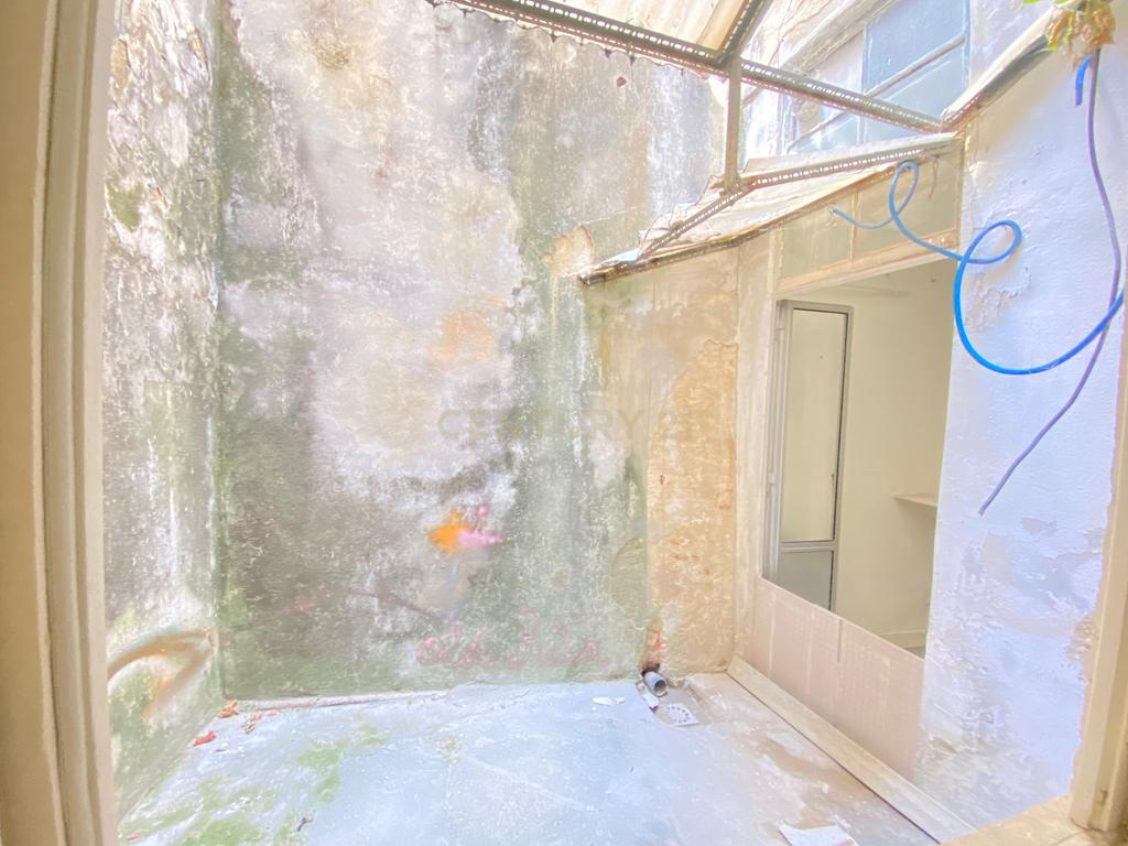 Apartamento T2 no centro de Lisboa - São Vicente, com um pequeno logradouro. - Image 13