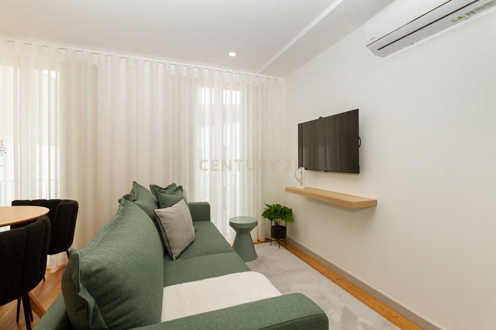Apartamento T1 com Licença AL e Estacionamento – Rua da Vitória, Porto - Image 2