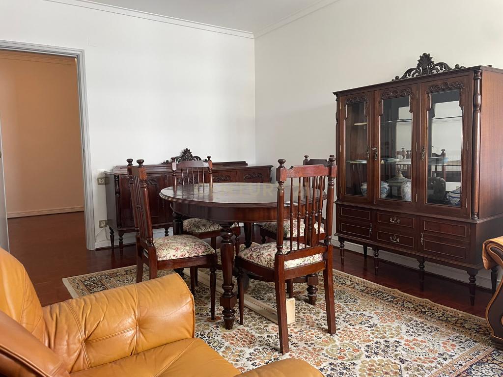 Arrenda-se Apartamento T4 na Portela — Conforto, Tranquilidade e Localização Privilegiada - Image 1
