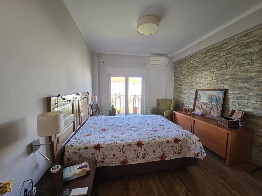 Apartamento T3 Transformado em T2 com Acabamentos de Luxo no Centro do Laranjeiro - Image 11
