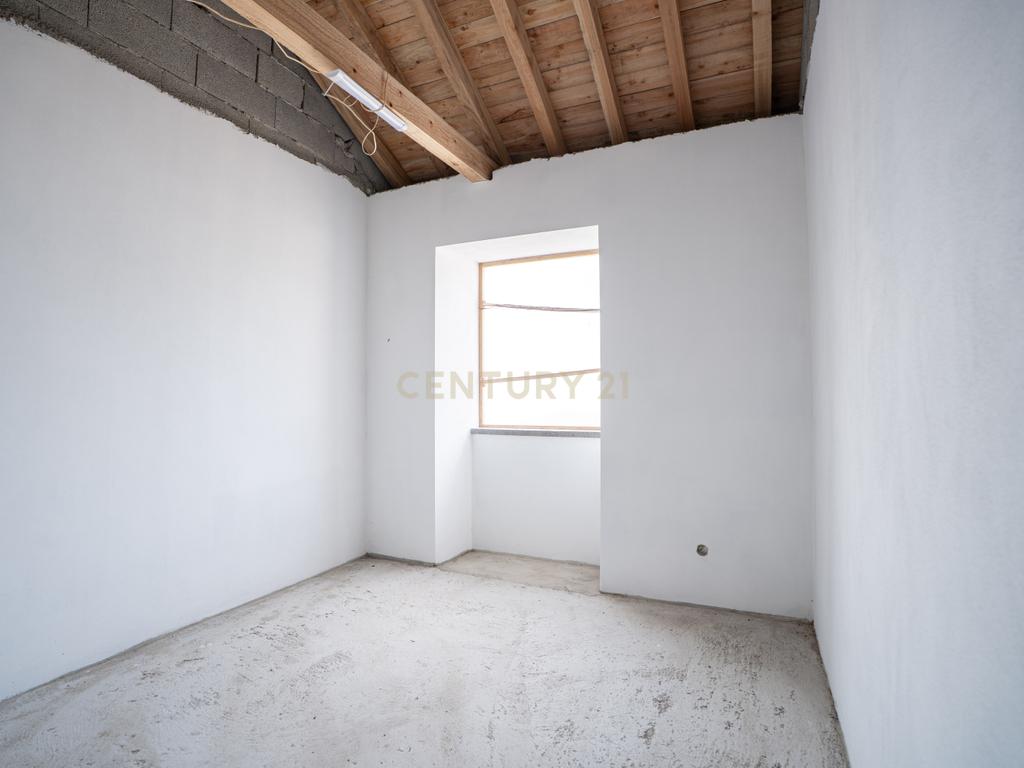Moradia em fase de renovação na Vila de São Sebastião - Image 19