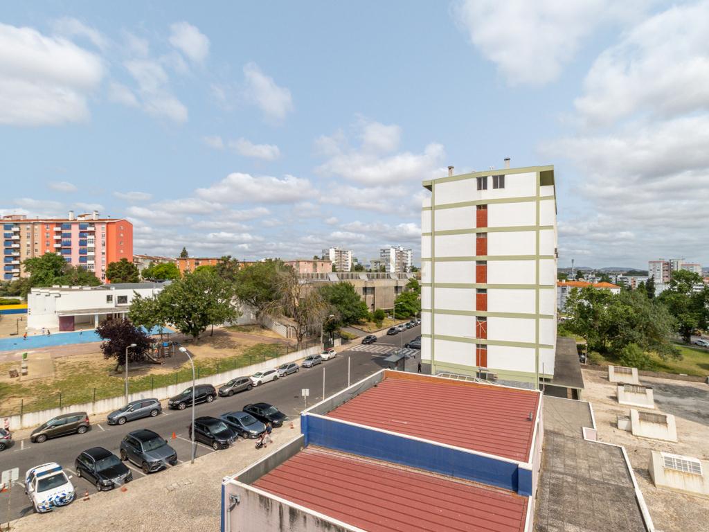 Apartamento T4 com Boas Áreas - Prt Av. Cidade Lourenço Marques - Olivais - Image 30