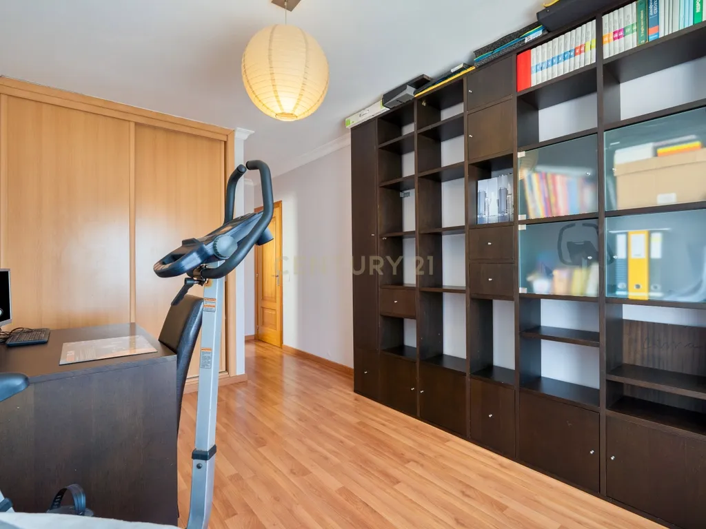 Excelente T3 em Lagoa | Localização Privilegiada perto de Tudo - Image 18