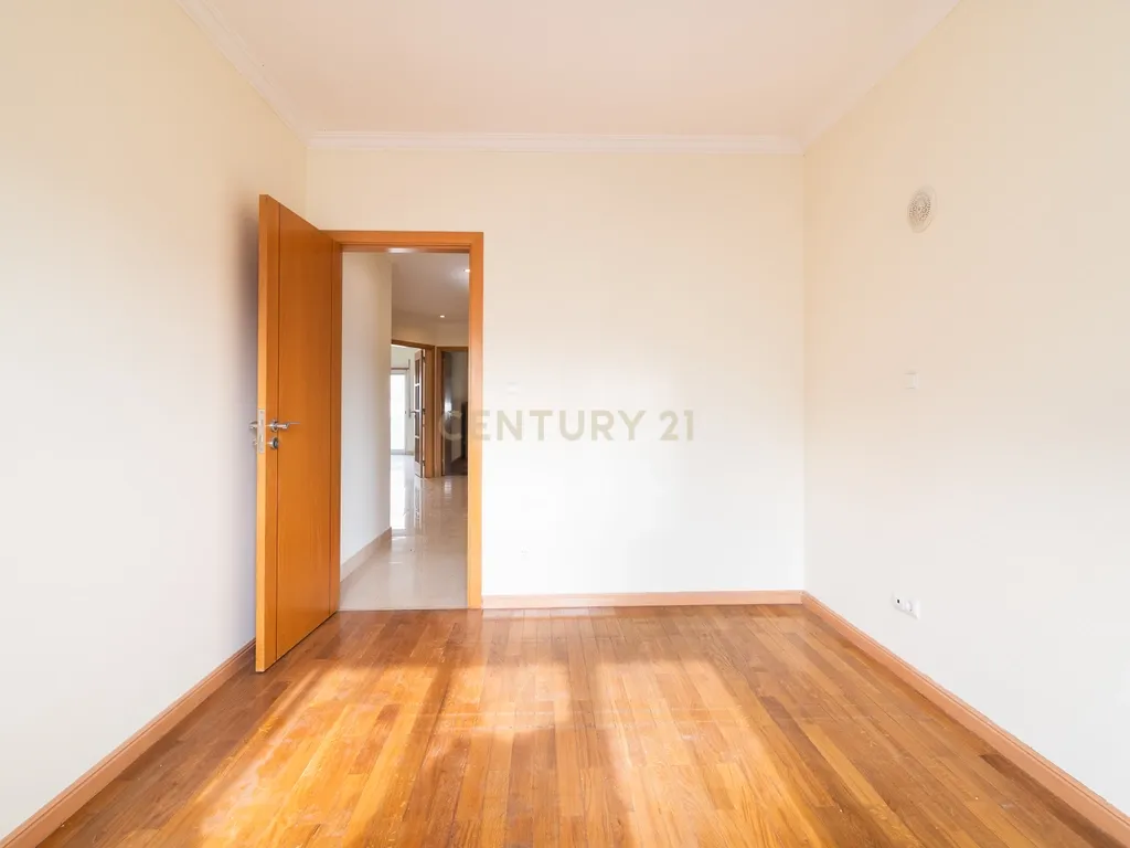 Apartamento T4 no Centro de Odivelas com Parqueamento para 3 Viaturas - Image 14