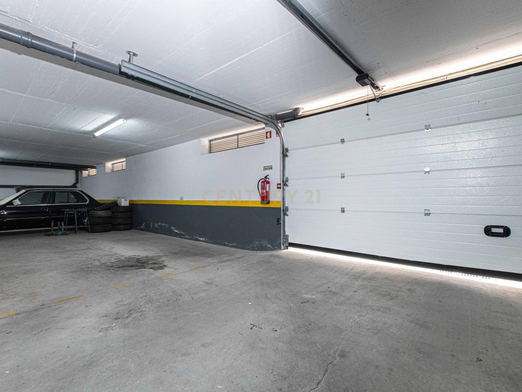 T3 moderno e espaçoso, com varanda e excelente localização no Montijo. - Image 27