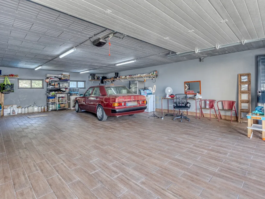 Moradia V3 com Piscina, Garagem para 4 Carros e Excelentes Áreas – Conforto e Tranquilidade a 5 Minutos da Autoestrada - Image 6