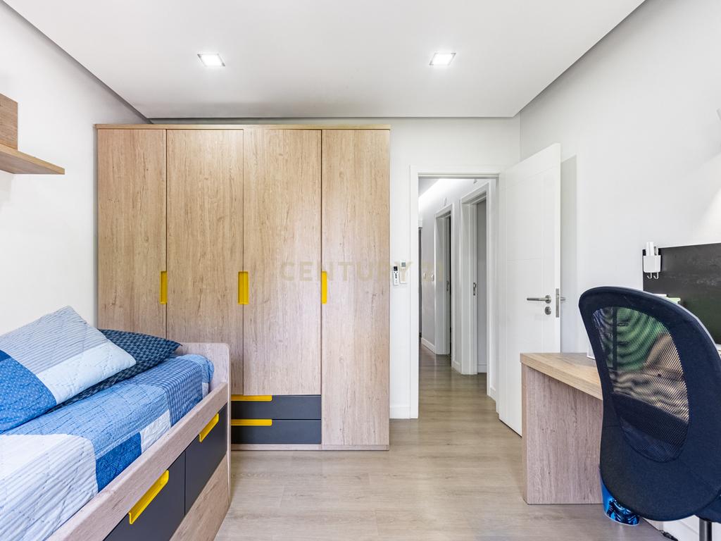 Apartamento T4 convertido em T3 com Closet e Box, Jardim da Radial - Image 10