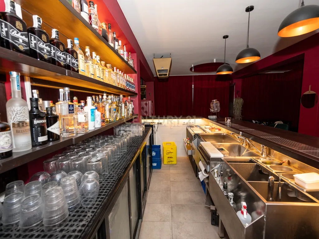 Bar Renovado em Ibiza com Acessibilidade e Ótima Localização - Image 4