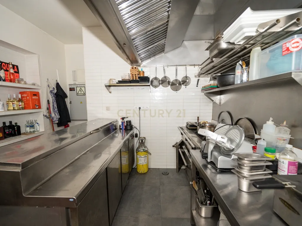 Bar Renovado em Ibiza com Acessibilidade e Ótima Localização - Image 9