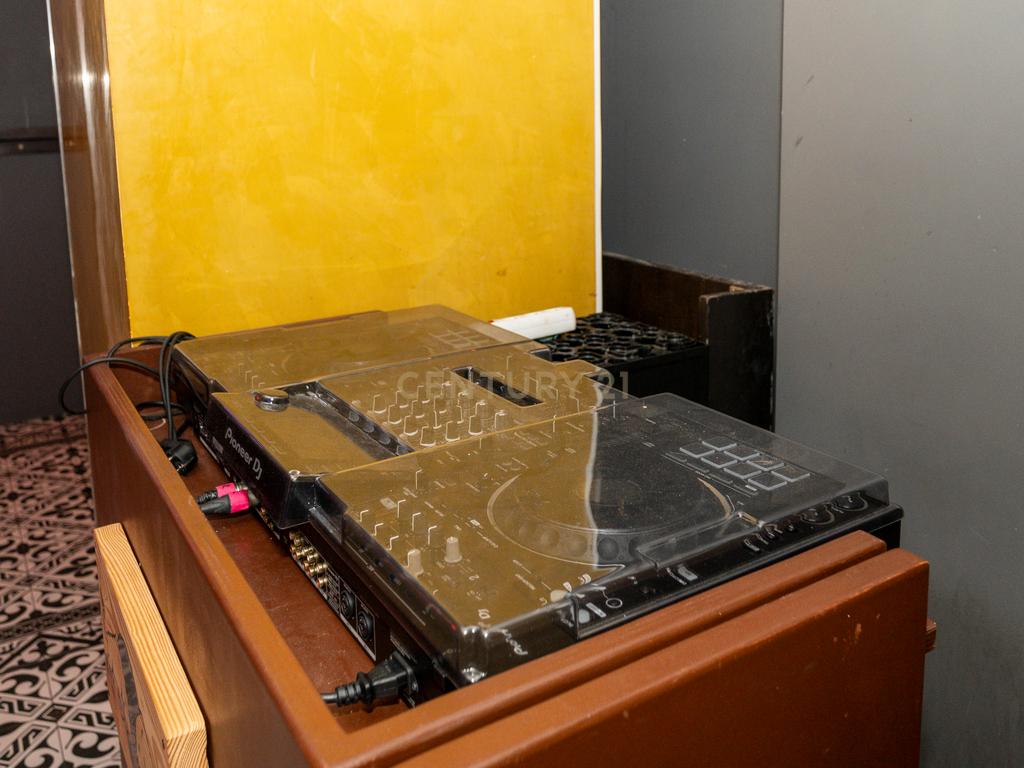 Bar Renovado em Ibiza com Acessibilidade e Ótima Localização - Image 15