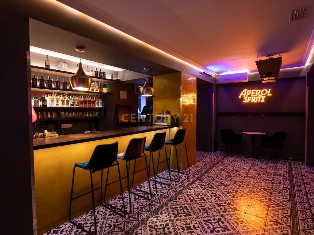 Bar Renovado em Ibiza com Acessibilidade e Ótima Localização - Image 11
