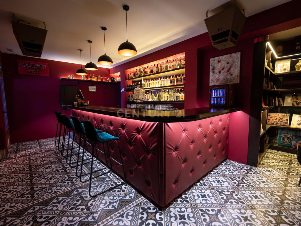 Bar Renovado em Ibiza com Acessibilidade e Ótima Localização - Image 3