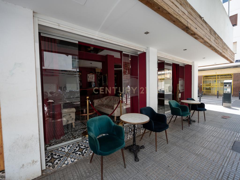 Bar Renovado em Ibiza com Acessibilidade e Ótima Localização - Image 1